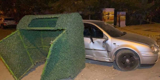 Otomobil önce elektrik panosuna sonra çöp konteynerine çarptı