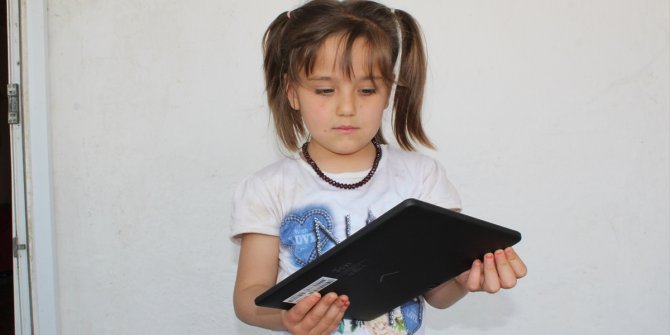 7 Yaşındaki yetim Nehir'in tablet ihtiyacını karşıladılar