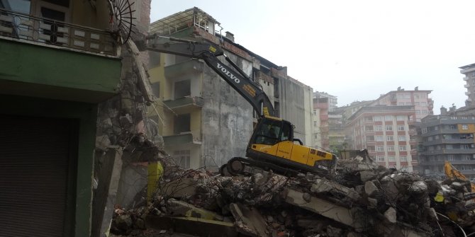 Yıkılan binanın hafriyatı yan binadaki evin yatak odasına doldu