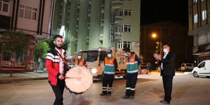 Elazığ’da geleneksel ’23. sahur halayı’nın tadını temizlik görevlileri çıkardı