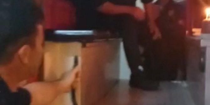Kazaya koşan itfaiye eri doğum günü pastasını görünce şaşkına döndü