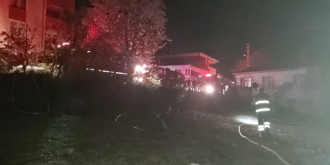 Yıldırım düşmesi sonucu 6 ev yandı, 3 kişi de yaralandı