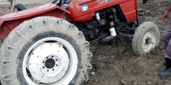Devrilen traktörün altında kalan çiftçi ağır yaralandı