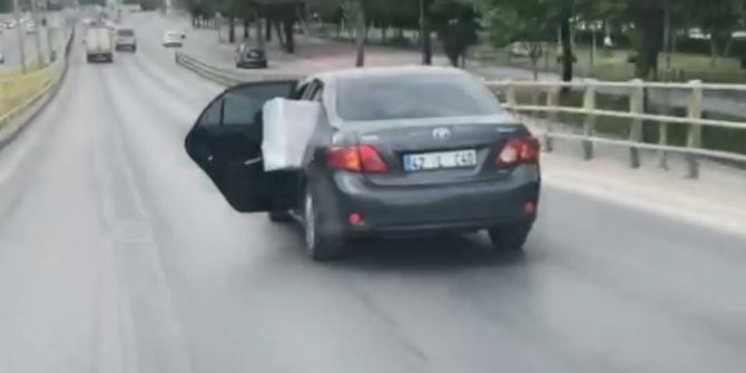 Aracını arka kapısı açık şekilde sürdü