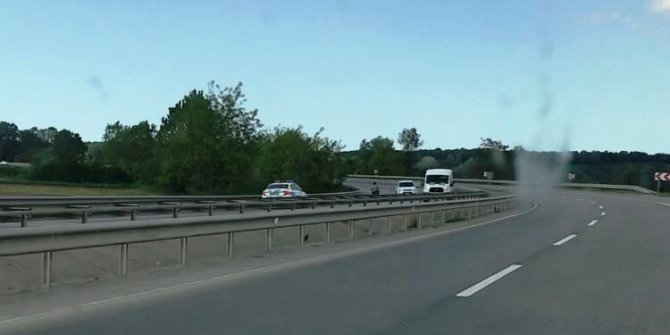 Dur ihtarına uymayan motosiklet sürücüsü, ters şeride girerek polisten kaçtı