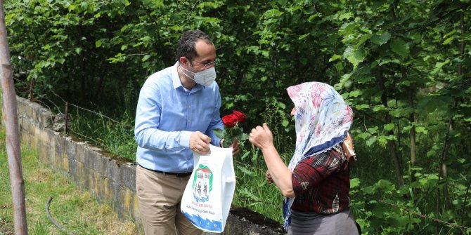 Tarladaki annelere kahve fincanı ve güllü jest