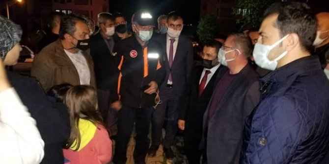 Yozgat'ta şiddetli rüzgar nedeniyle çatılar uçtu, 20 otomobilde hasar oluştu