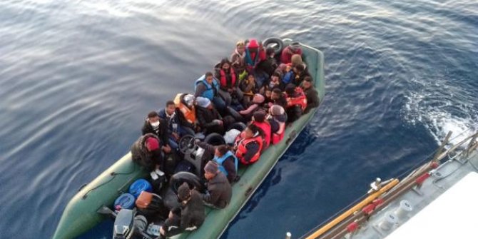 Lastik botları arızalanan 28 düzensiz göçmen kurtarıldı