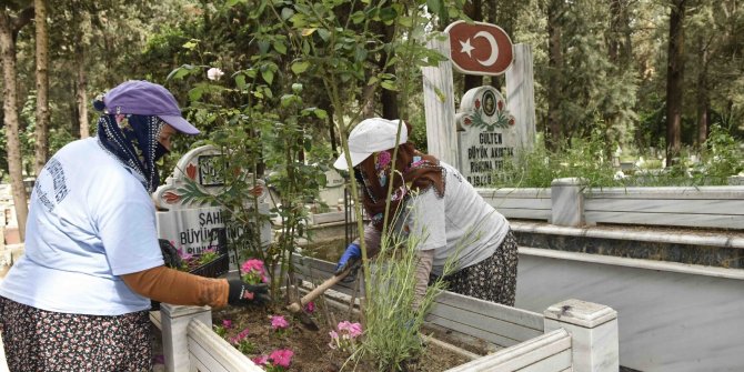 Annelerin mezarlarına çiçek dikildi