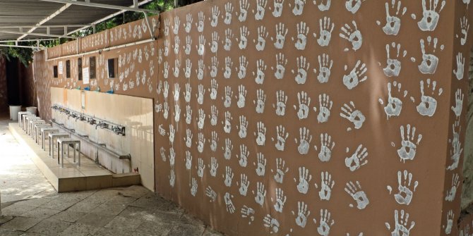 ‘Kimse birbirine selam vermiyordu’ deyip caminin duvarlarını el izleriyle dolduran genç serbest
