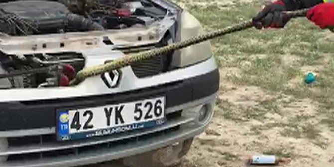 Konya'da otomobilin radyatörüne giren yılanı itfaiye çıkardı