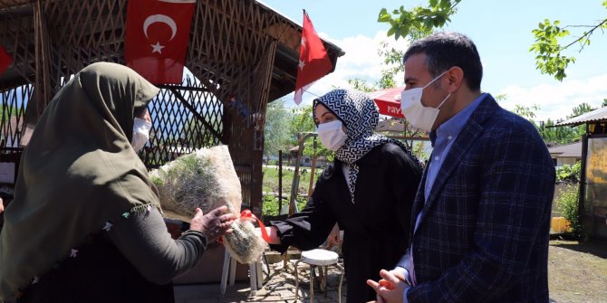 Vali Atay ve eşi şehit annelerini unutmadı