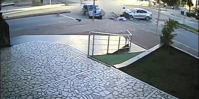 Antalya'da iki otomobilin çarpıştığı kaza kamerada; 4 yaralı