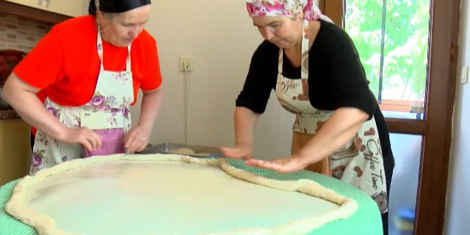 Bayrama sayılı günler kaldı… Boşnak kadınlarının börek mesaisi