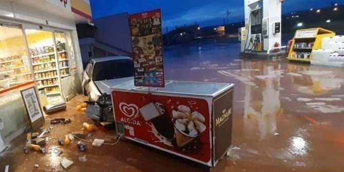 Otomobil akaryakıt istasyonundaki markete böyle daldı