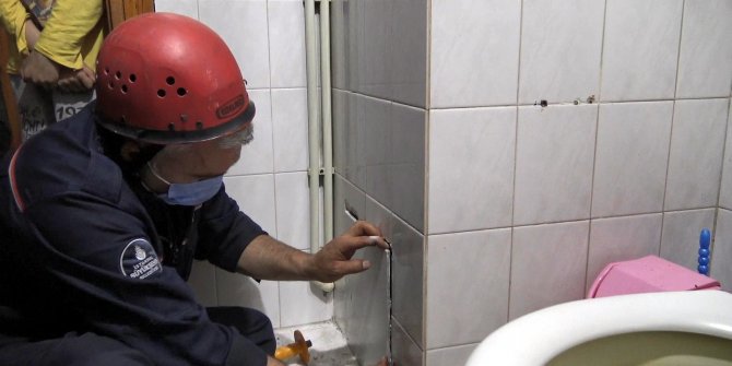 Ev sahibi duvarı deldirmedi, fayans sökülerek kurtarıldı
