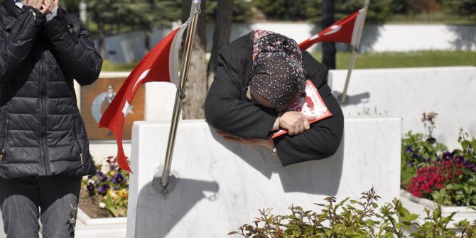 Şehitlikte bayram öncesi duygu dolu anlar