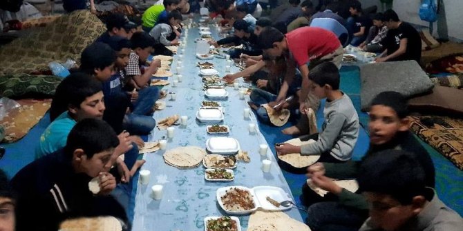 İdlib Derhasanda İtikafa giren mazlumlara iftar yemeği verildi