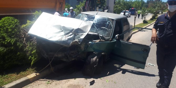 Park halindeki kamyona otomobiliyle arkadan çarptı