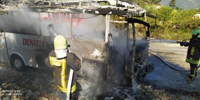 Yolcu otobüsünden çıkan dumanların ardından, alev topuna döndü