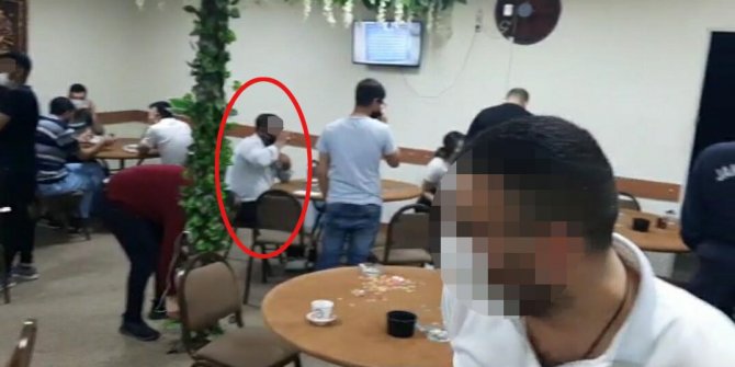 Kumar oynarken yakalandı, çay içmeye devam etti