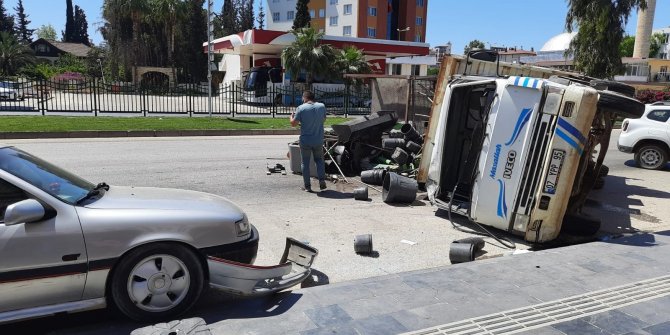 Peyzaj malzemesi yüklü kamyon iki araca çarparak devrildi