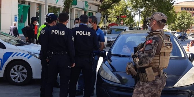 İzin belgesi sorulunca tartıştığı polisi görüntülemeye başladı