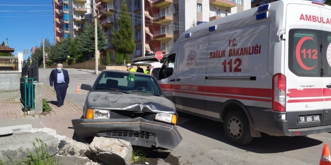 Kontrolden çıkan araç oyun oynayan çocuğa çarptı