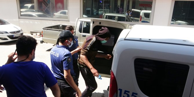 Otelinden hırsızlık yapanı sokakta yakalayıp, polise teslim etti