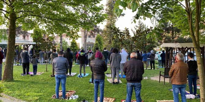 Bayram namazı bahçelerde kılındı