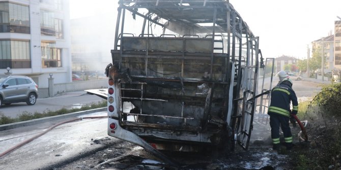 Park halinde yanan midibüs 10 dakika içinde küle döndü