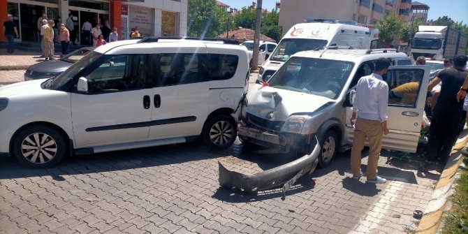 Hafif ticari araçlar çarpıştı: 2 Yaralı
