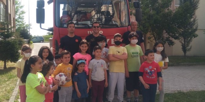 Yuvadan düşen yavruyu kurtarınca çocukların kahramanı oldular