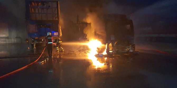 Mobilya fabrikasında tır ve dorseler alevlere teslim oldu