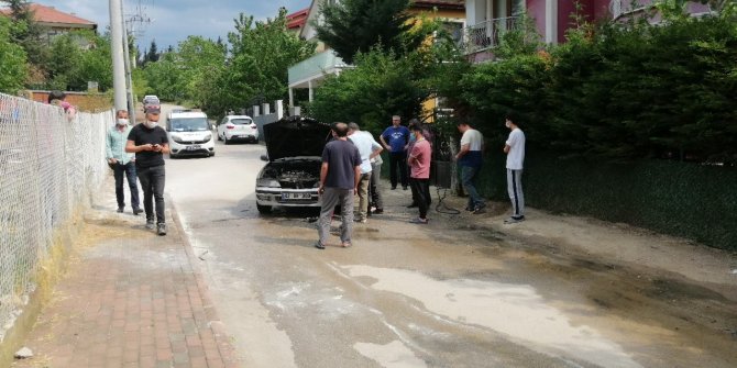 Markete gitmek için bindikleri otomobil bir anda alev aldı