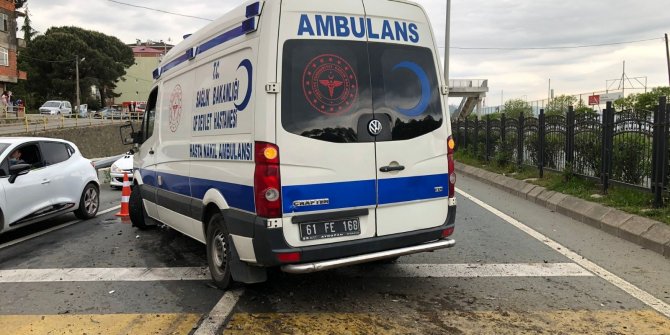 Ambulans kaza yaptı: 4 yaralı