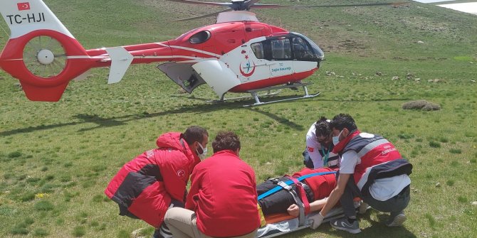 Yaylada babasının ölüm haberi ile fenalaşan kişi, ambulans helikopterle hastaneye ulaştırıldı