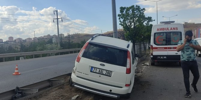 Refüje çarpan aracın alkollü sürücüsü yaralandı