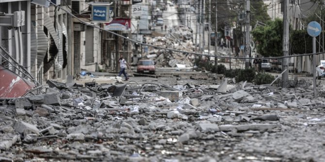 İsrail Gazze'de bir cami ile 12 sivil yerleşim alanını bombaladı