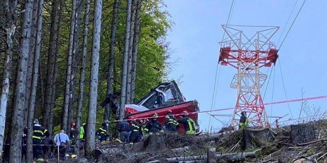 Cable car in Italy plunges to ground, killing 14