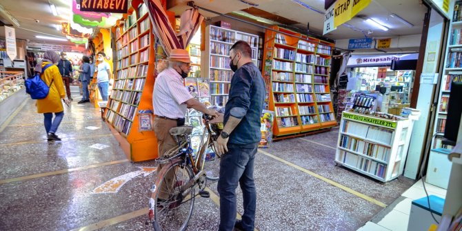 Kitap kokusuyla müziğin tınısını buluşturan çarşı, mimarisiyle baş döndürüyor