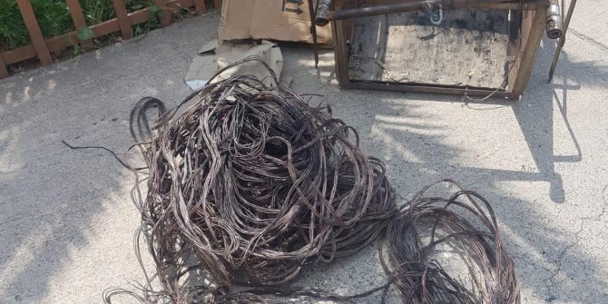Çalıntı motosikletle inşaattan kablo hırsızlığı şüphelileri yakalandı