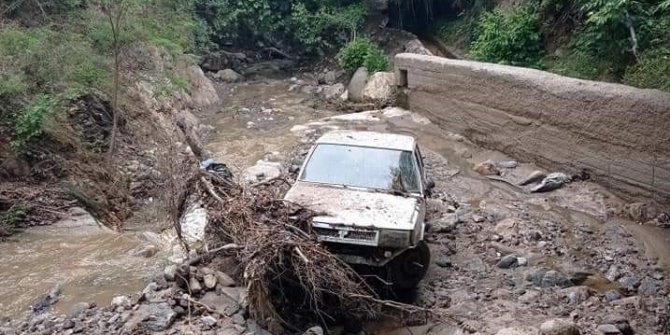 Sele kapılan otomobil 2 kilometre uzakta bulundu