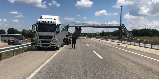 Tırın açık kalan dorsesi üst geçitte asılı kaldı