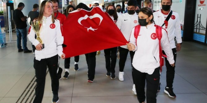 Dünya şampiyonu Özel Sporcular yurda döndü