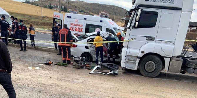 TIR'a çarpan otomobildeki anne ile oğlu öldü, baba ve kızı yaralı
