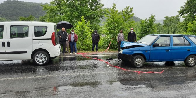 Otomobilde sıkışan iki kişi acı içerisinde kurtarılmayı bekledi