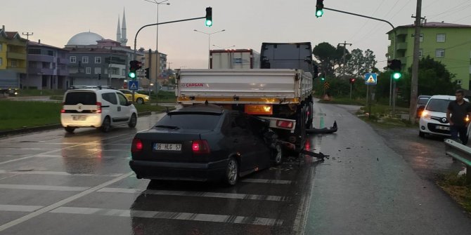 Otomobil tırın römorkunun altına girdi: 1 yaralı