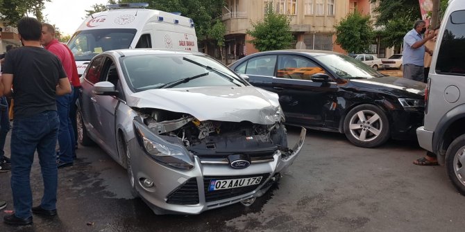 İki otomobil çarpıştı: 3 yaralı