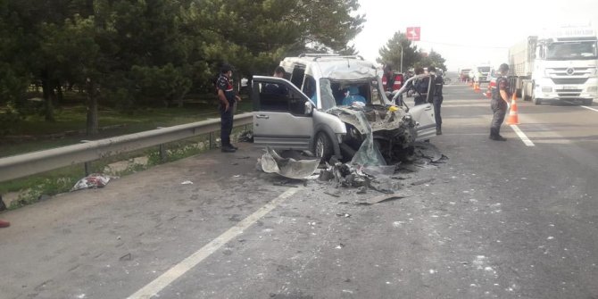 TIR’a çarpan araçtaki anne ve kızı öldü, baba ve 2 oğlu yaralandı